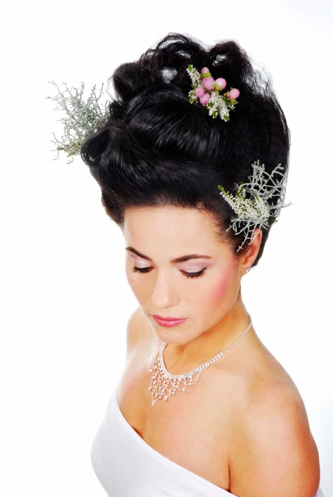 Hochsteckfrisur mit Blumen